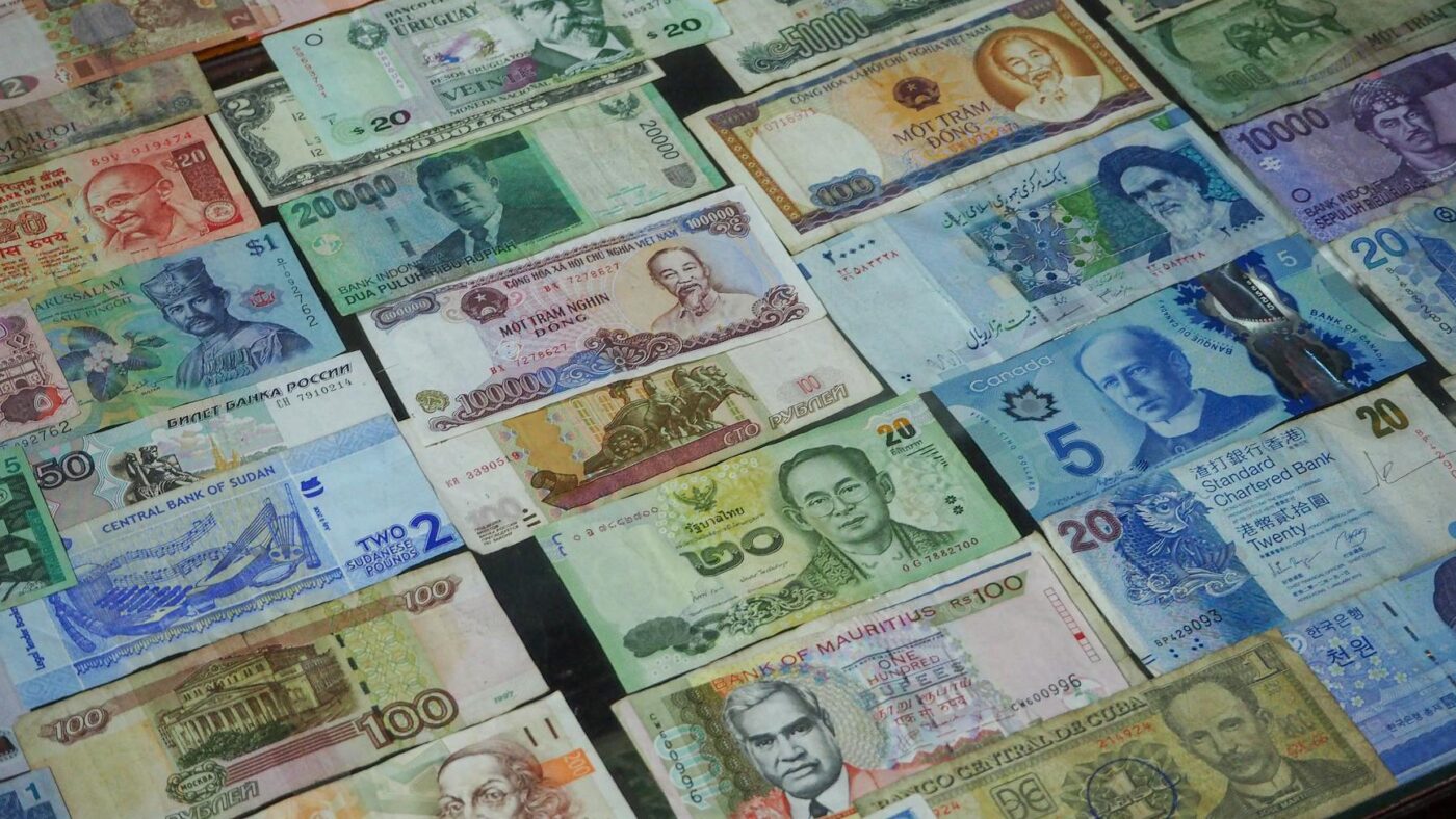 Japan Cash vs Card — How Much Yen to Bring in 2026